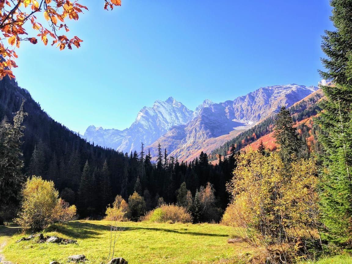 Фото Домбая осенью